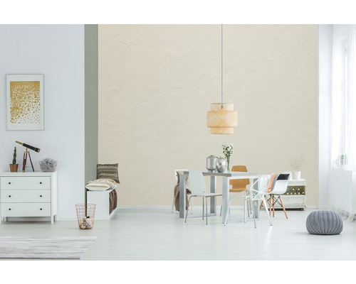 Pièce lumineuse avec table à manger, chaises, commode et décorations pour une ambiance élégante.