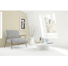 Salon lumineux avec fauteuil, table et objets de décoration.