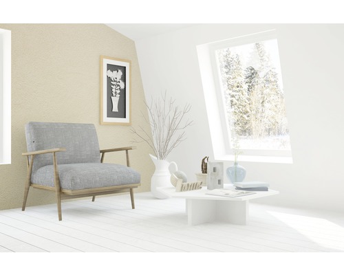 Salon lumineux avec fauteuil, table et objets de décoration.