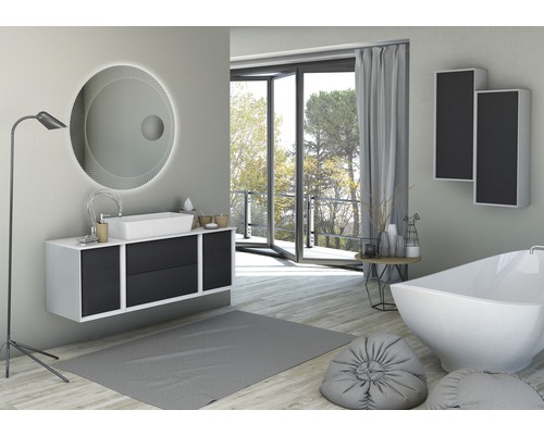 Salle de bain lumineuse avec meuble-lavabo, miroir, baignoire et fenêtre donnant sur le balcon