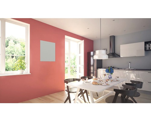 Heller Essbereich mit Esstisch, Stühlen, Fenster und Küchenzeile