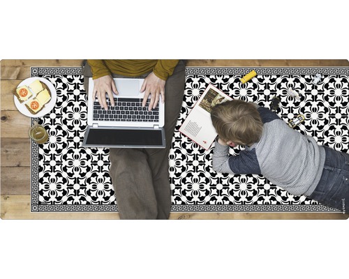 Dekorativer Bodenschutz mit Muster und Personen auf Holzboden