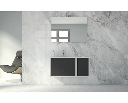 Salle de bains moderne avec meuble sous-vasque, miroir et fauteuil