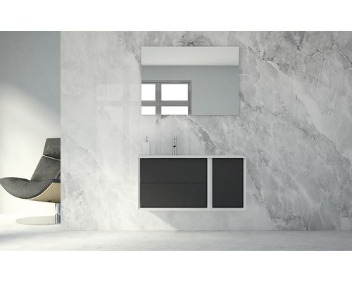 Salle de bains avec lavabo, miroir et fauteuil