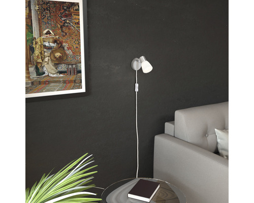 Applique murale avec deux lampes, montée à côté d''une image encadrée