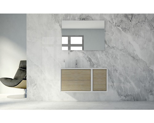 Salle de bain moderne avec meuble sous-lavabo, miroir et fauteuil