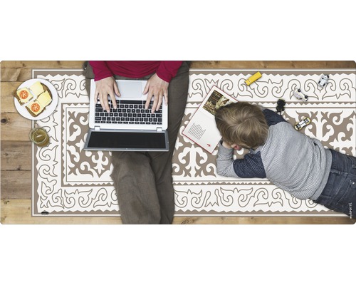 Tapis de jeu décoratif avec mère, enfant, ordinateur portable, jouets et nourriture sur un plancher en bois