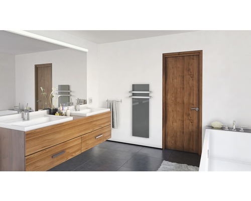 Helles Badezimmer mit Waschtisch, Spiegel, Handtuchwärmer und Holztür