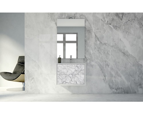 Modernes Badezimmer mit Waschbeckenunterschrank, Spiegel und Armatur vor einer Marmorwand