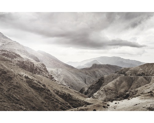 Paysage montagneux sous un ciel nuageux