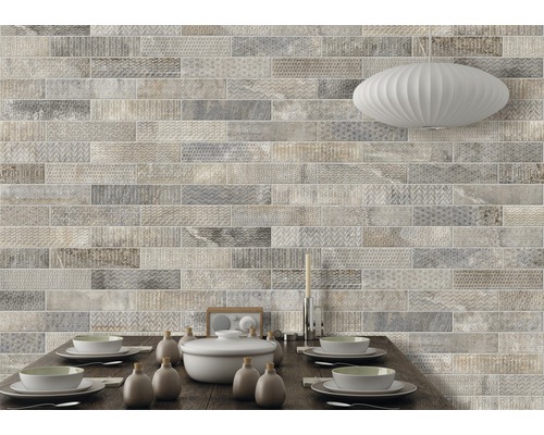 Carreaux muraux décoratifs en grès cérame dans la salle à manger avec table dressée.