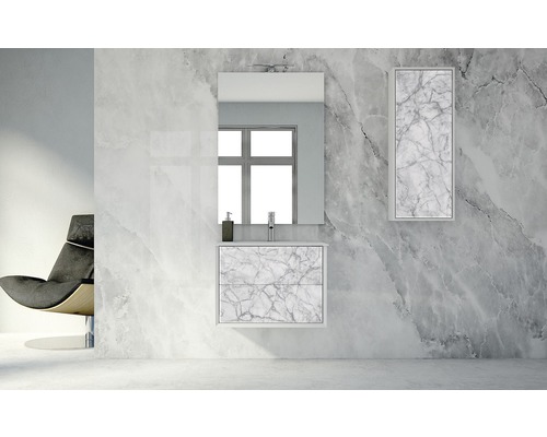 Badezimmer Szene mit Waschtischunterschrank, Spiegel und Hochschrank im Marmor Design