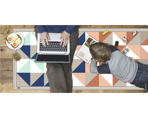 Szene mit Erwachsenem, Kind, Laptop, Spielsachen, Essen und Spielmatte mit geometrischem Muster