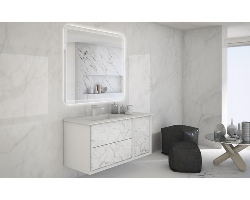 Modernes Badezimmer mit Waschbeckenunterschrank, Spiegel mit Beleuchtung und Marmoroptik