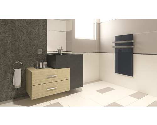 Badezimmer mit Waschtisch, Spiegel, Handtuchhalter und Heizkörper