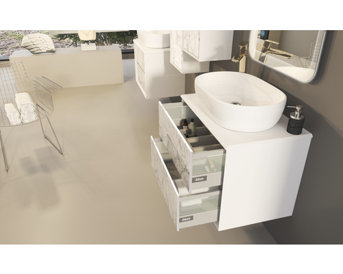 Modernes Badezimmer mit Waschtisch, Aufsatzwaschbecken und offenen Schubladen