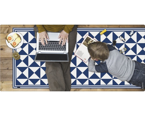 Person mit Laptop und Kind mit Buch auf einer blauen und weißen Vinylmatte