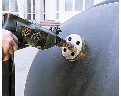 Bohren eines Lochs in einen Behälter mit einer Bohrmaschine