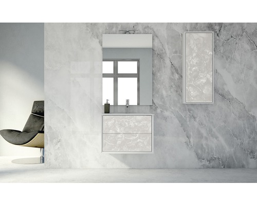 Badezimmer mit Waschtischunterschrank, Spiegel und Hängeschrank vor einer Marmorwand