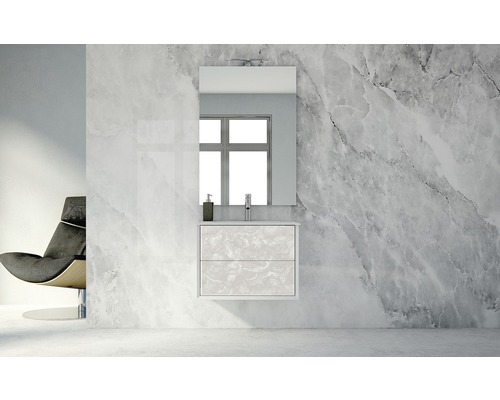 Modernes Badezimmer mit Waschbeckenunterschrank, Spiegel und Sessel