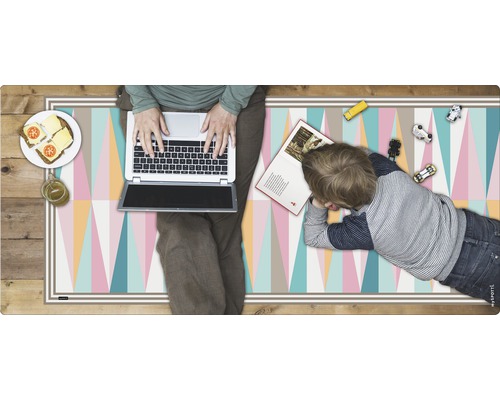 Spielteppich mit geometrischem Muster, Erwachsener mit Laptop, Kind mit Buch und Spielzeug