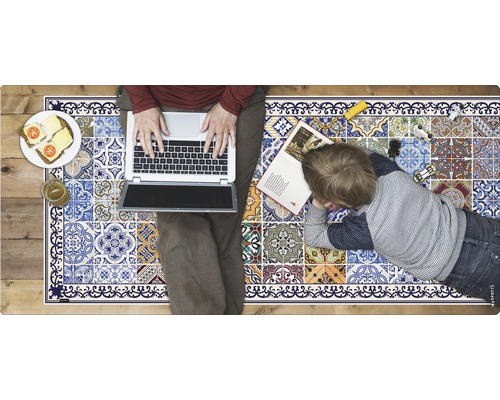 Dekorativer Vinylteppich mit Fliesenmuster für den Innenbereich mit Erwachsenem mit Laptop und Kind