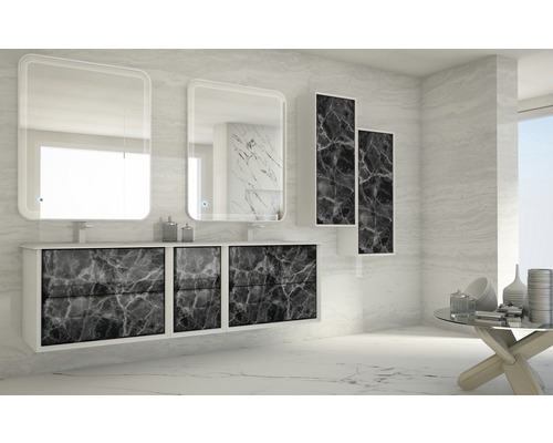 Modernes Badezimmer mit Waschbecken, Spiegel und Marmoroptik