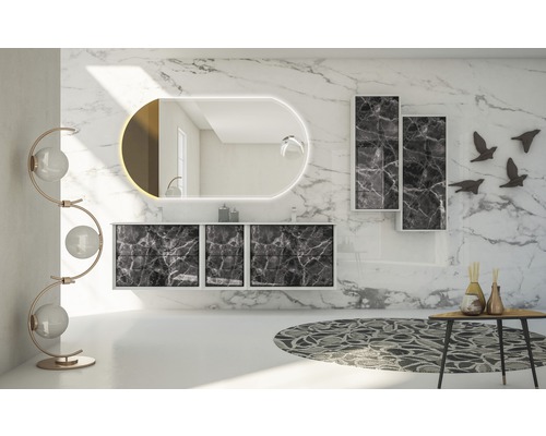 Modernes Badezimmer mit Marmorwand, beleuchtetem Spiegel, Waschtisch mit Schubladen und passenden Hängeschränken.