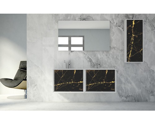 Badezimmer mit Waschtischunterschrank, Spiegelschrank, Spiegel und Armaturen