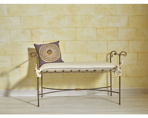 Mobilier de siège décoratif avec coussin devant un mur