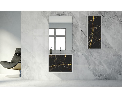 Modernes Badezimmer mit Waschbeckenunterschrank, Spiegel und Wandschrank in Marmoroptik.