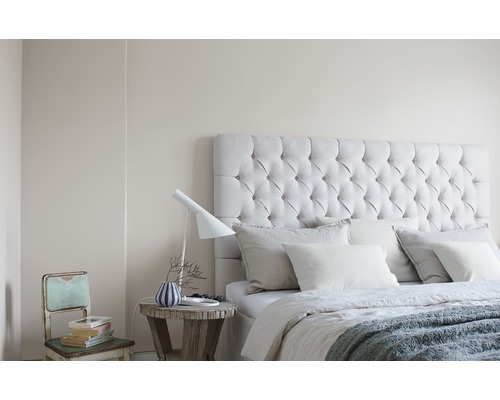 Chambre avec lit, table de chevet et chaise au design lumineux