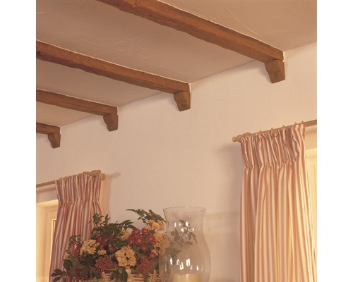 Innenraum mit Holzbalkendecke, Vorhängen und Blumendekoration