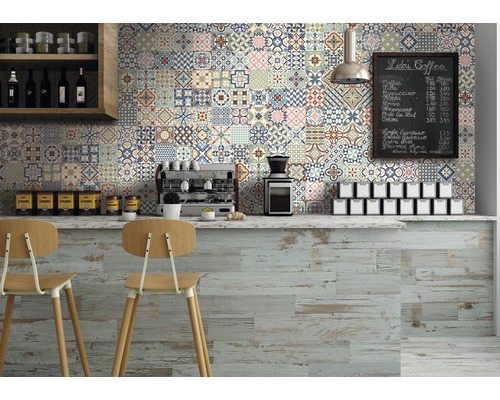 Café-Szene mit Fliesenwand in verschiedenen Designs und Holzboden