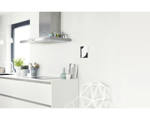 Moderne Küche mit Dunstabzugshaube, Kochfeld, Arbeitsplatte und Stuhl