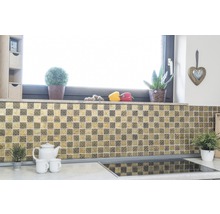 Küchenszene mit Mosaikfliesenwand, Fenster und Dekorationsgegenständen