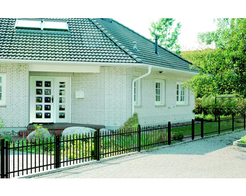 Hausansicht mit Metallzaun zur Grundstücksbegrenzung