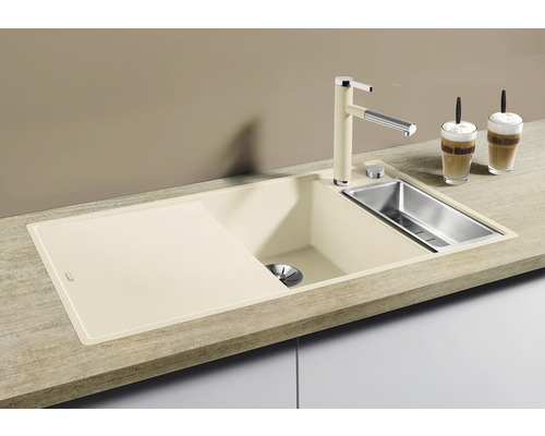 Évier de cuisine beige avec égouttoir, évier en acier inoxydable et robinet assorti