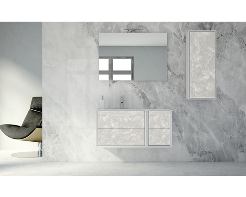 Salle de bains moderne avec meuble sous-lavabo, miroir et armoire haute aspect marbre.