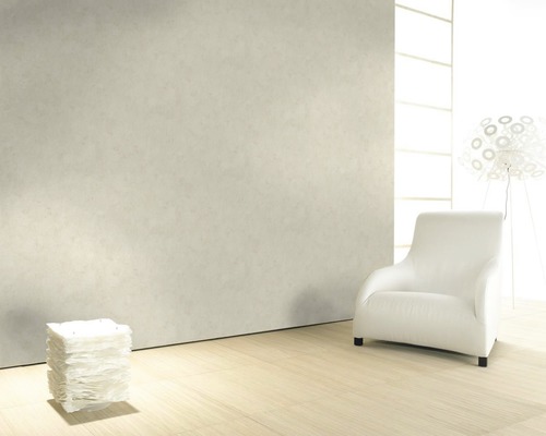 Pièce lumineuse avec décoration murale, fauteuil et décoration