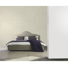 Chambre avec lit double, coussins et jeté de lit