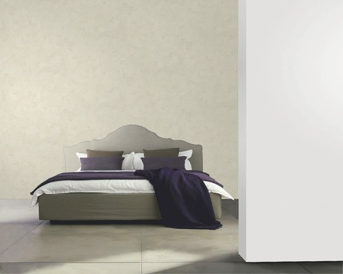 Chambre avec lit double, coussins et jeté de lit