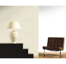 Scène d''intérieur avec papier peint intissé beige, lampe et fauteuil