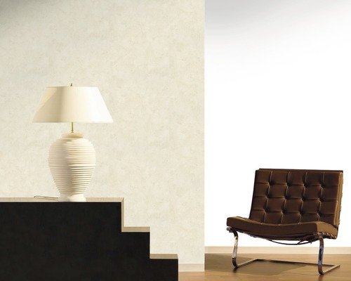 Scène d''intérieur avec papier peint intissé beige, lampe et fauteuil