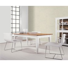 Salle à manger lumineuse avec table à manger, chaises et vaisselier.