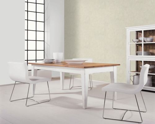 Salle à manger lumineuse avec table à manger, chaises et vaisselier.