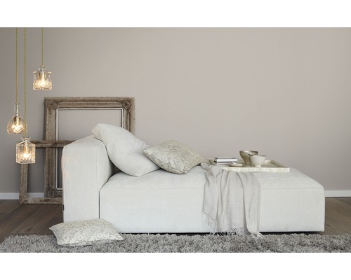 Salon avec canapé, coussins, tapis, table et suspensions