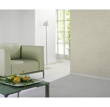 Salon lumineux avec fauteuil, lampe de table et fenêtre
