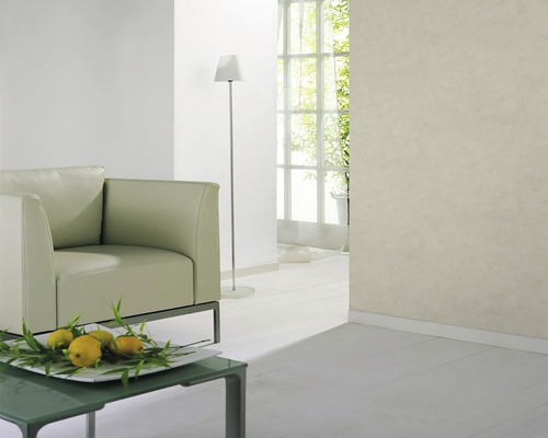 Salon lumineux avec fauteuil, lampe de table et fenêtre