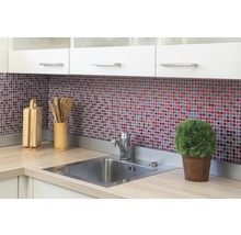 Küchenspüle mit Armatur und Mosaikfliesen im Hintergrund